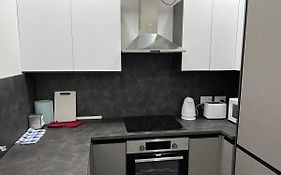 Cosy & Modern Top Floor 1-Bedroom Apartment